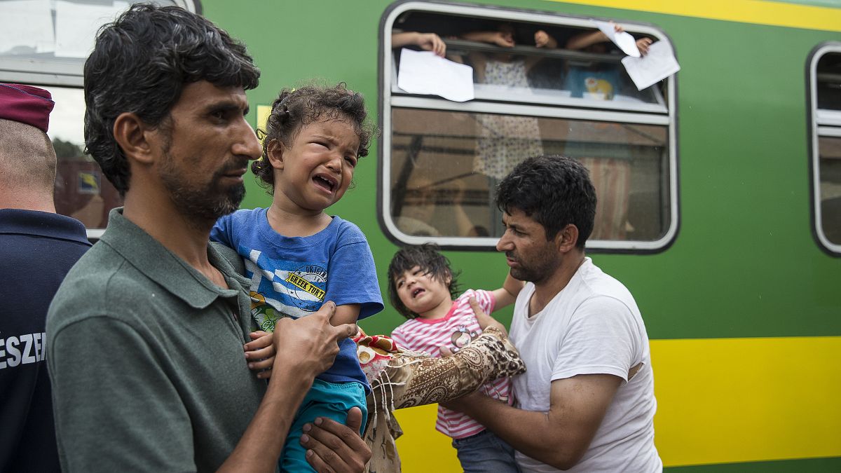 Budapeşte Garı'nda bekleyen düzensiz göçmenler