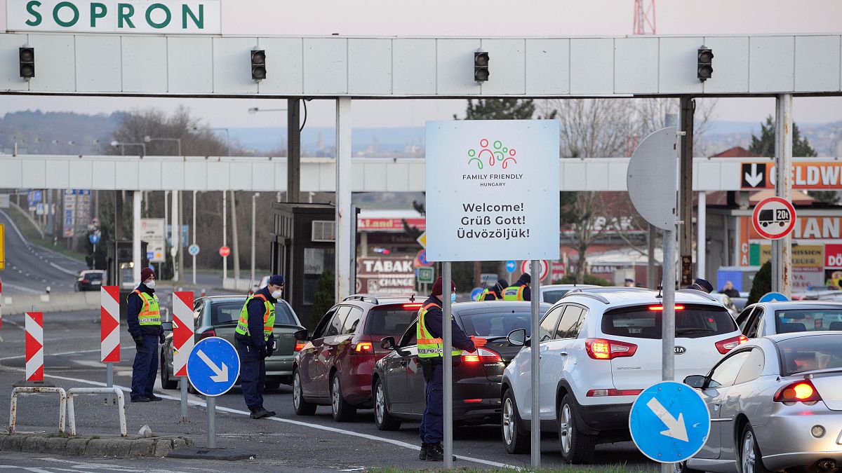 Várakozó autók a magyar-osztrák határon, a Sopron és Klingenbach (Kelénpatak) közötti átkelőn 2020. március 16-án
