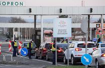 Várakozó autók a magyar-osztrák határon, a Sopron és Klingenbach (Kelénpatak) közötti átkelőn 2020. március 16-án