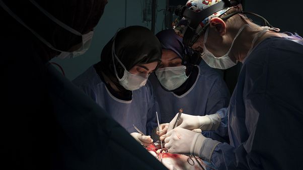 إجراء عملية جراحية على القلب المفتوح إجراء عملية جراحية على القلب المفتوح