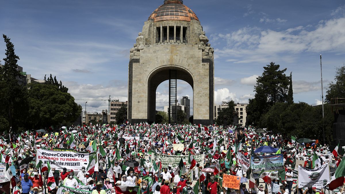 Manifestantes exigen la renuncia del Presidente Andrés Manuel López Obrador en la Plaza de la República de la Ciudad de México, el 30 de agosto de 2020. 