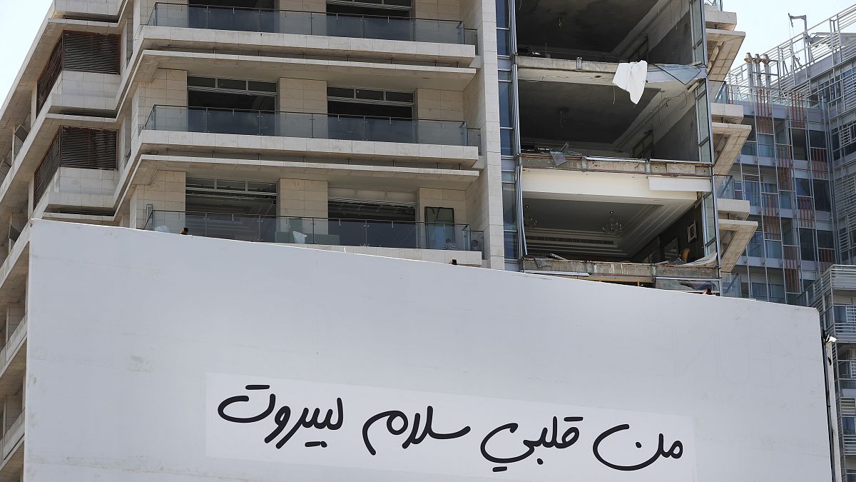 لافتة في أحد شوارع بيروت بعد الانفجار الذي وقع في المرفأ