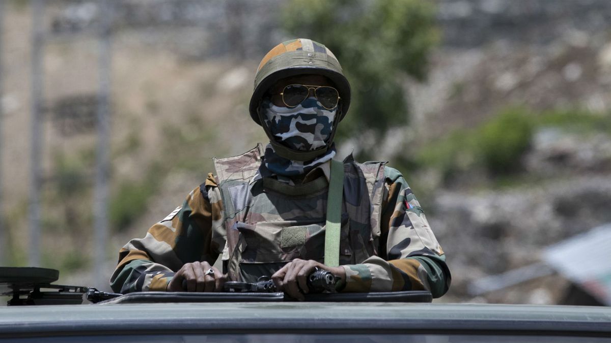 Hindistan Çin sınırına yakın noktada görev yapan Hint askeri 