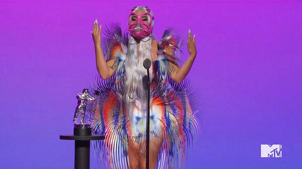Uno de los modelos con los que la cantante Lady Gaga recogió los múltiples premios recibidos. Uno de los modelos con los que la cantante Lady Gaga recogió los múltiples premios recibidos.
