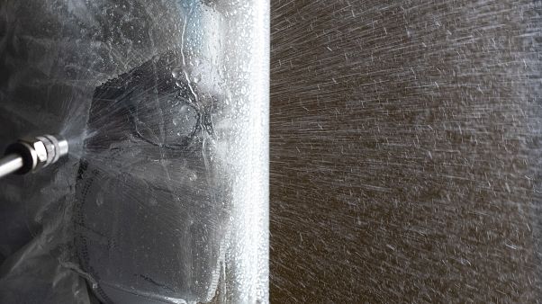 Immagine d'archivio - Un dottore in Venezuela disinfettato da un collega dopo un controllo su un asintomatico in un hotel di quarantena a Caracas Immagine d'archivio - Un dottore in Venezuela disinfettato da un collega dopo un controllo su un asintomatico in un hotel di quarantena a Caracas