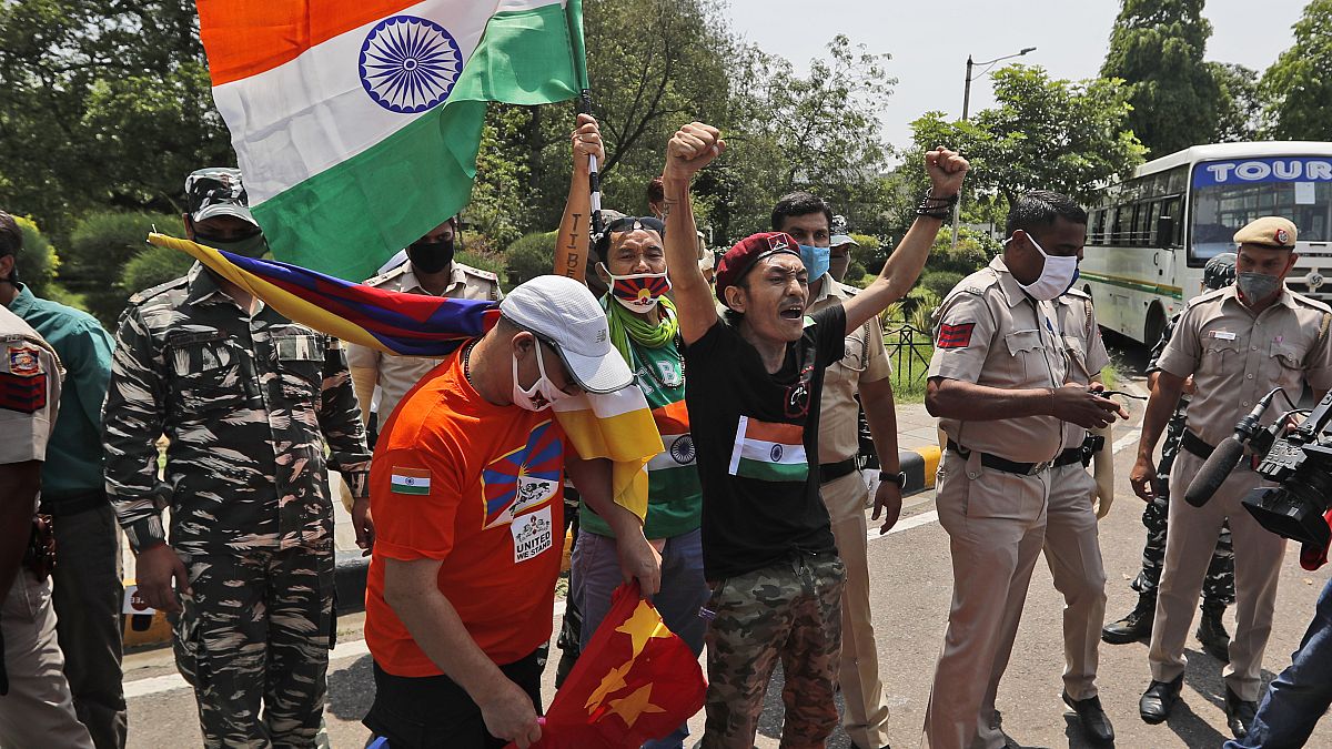 Un gruppo di tibetani in esilio grida slogan contro il governo cinese fuori dall'ambasciata cinese a Nuova Delhi, India, l'11 luglio 2020