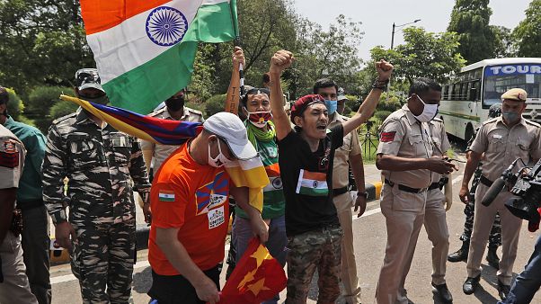 Un gruppo di tibetani in esilio grida slogan contro il governo cinese fuori dall'ambasciata cinese a Nuova Delhi, India, l'11 luglio 2020 Un gruppo di tibetani in esilio grida slogan contro il governo cinese fuori dall'ambasciata cinese a Nuova Delhi, India, l'11 luglio 2020