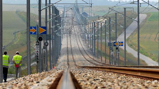 Fransa'nın başkenti Paris yakınlarındaki hızlı tren hattında yürüyen çalışanlar (arşiv) Fransa'nın başkenti Paris yakınlarındaki hızlı tren hattında yürüyen çalışanlar (arşiv)