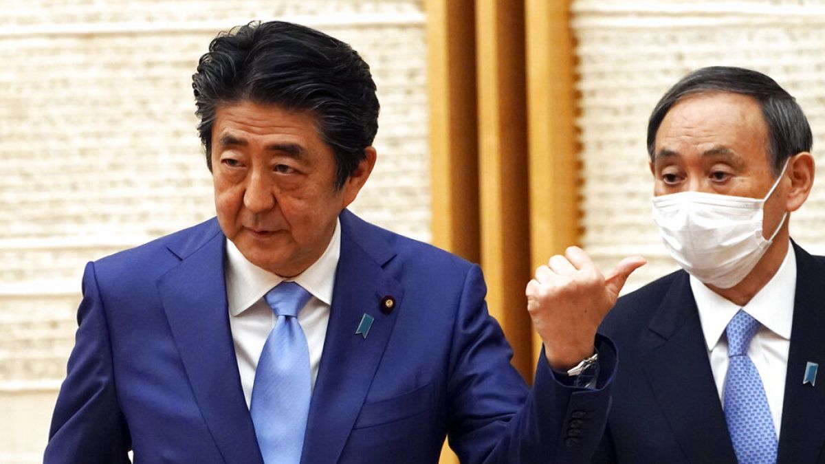 Japonya Başbakanı Şinzo Abe ile iktidar partisi Genel Sekreteri  Yoshihide Suga