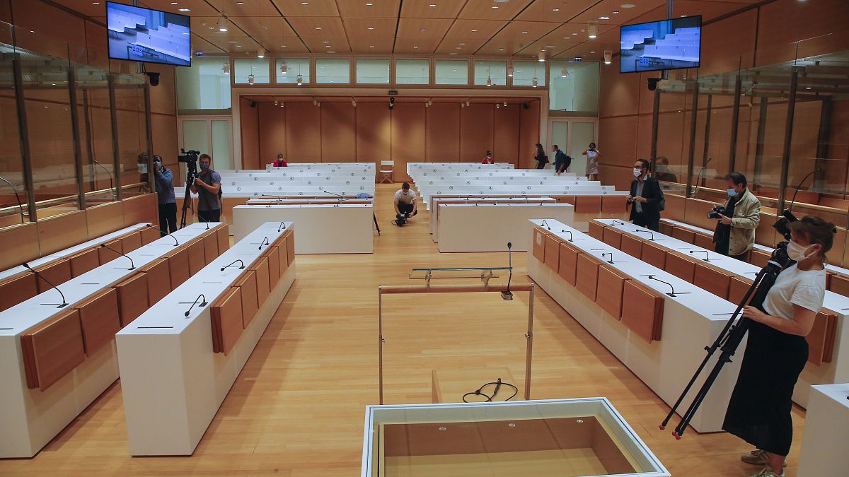 Mise en place de caméras dans la salle d'audiences de la Cour d'assises spéciale de Paris, le 27 août 2020