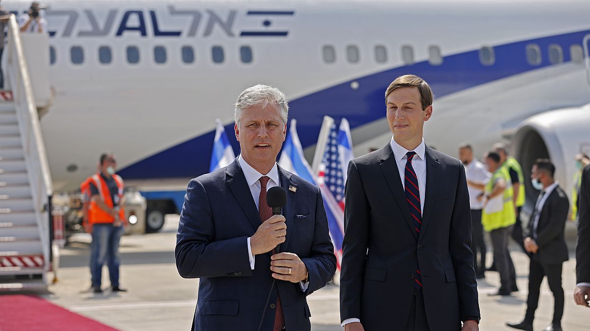 مستشار الرئيس الأمريكي جاريد كوشنر ،رفقة مستشار الأمن القومي الأمريكي روبرت أوبراين في مطار تل أبيب