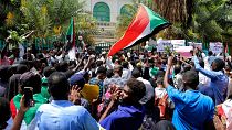 Hartum'da hükümete reform çağrısı yapan göstericiler