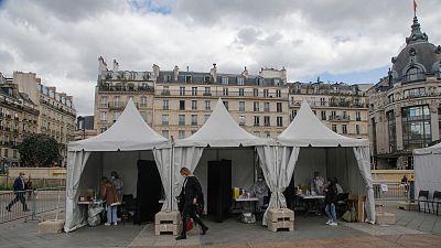 چادرهای موقت برای آزمایش رایگان کرونا در پاریس