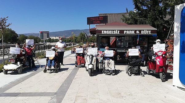 Tokat'ta engelliler Covid-19 tedbirlerine uymayanları protesto etti Tokat'ta engelliler Covid-19 tedbirlerine uymayanları protesto etti