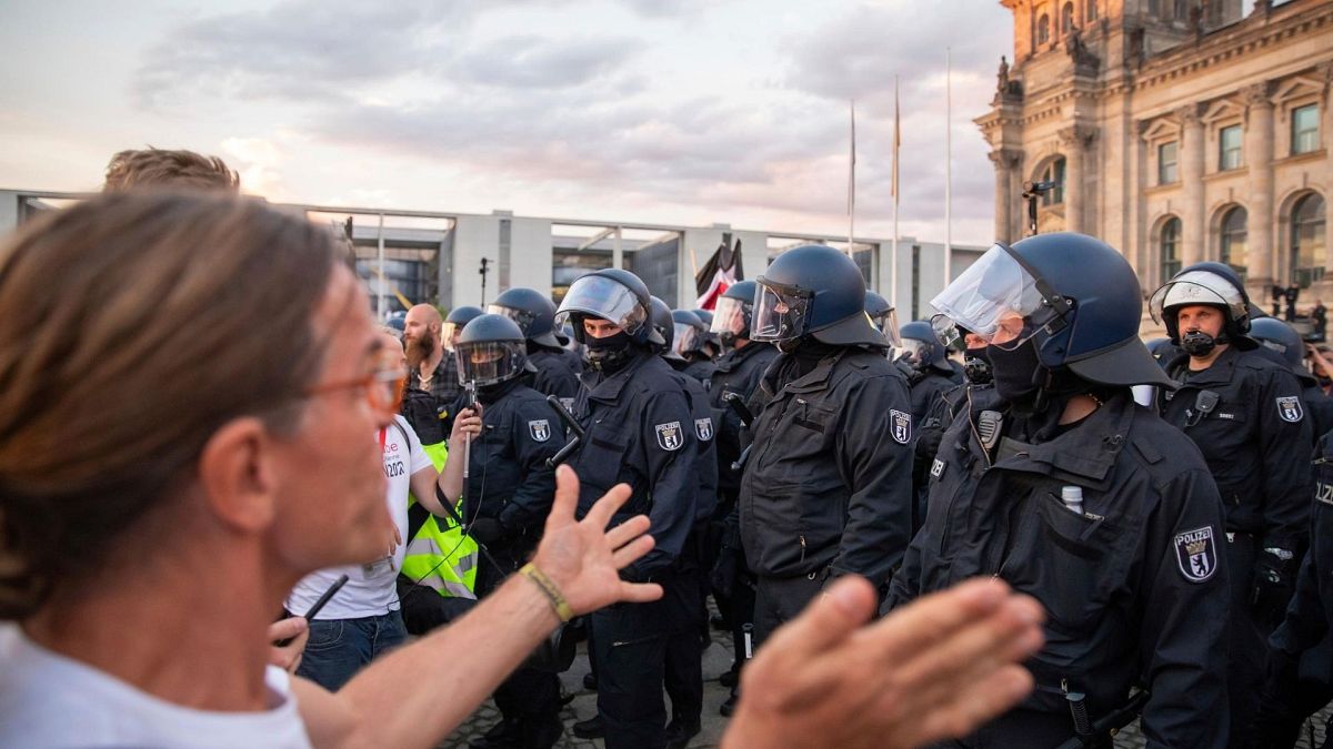 تجمع پلیس مقابل ساختمان پارلمان آلمان 