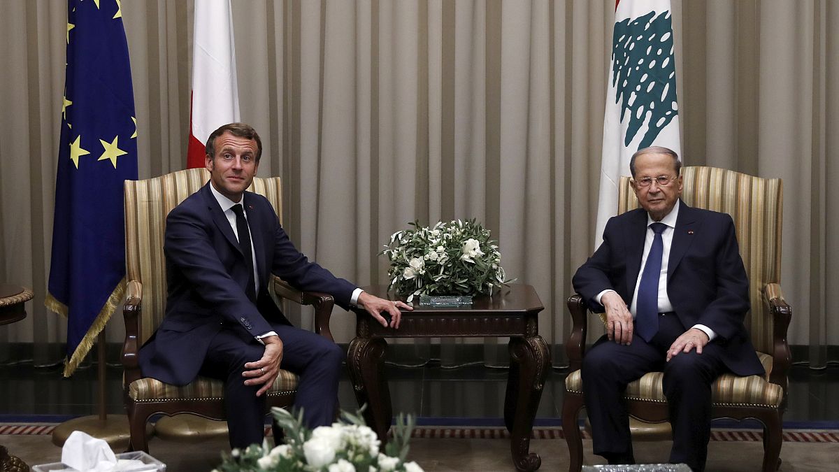  Fransa Cumhurbaşkanı Emmanuel Macron Beyrut havalimanında Lübnan Devlet Başkanı Michel Aoun tarafından karşılandı