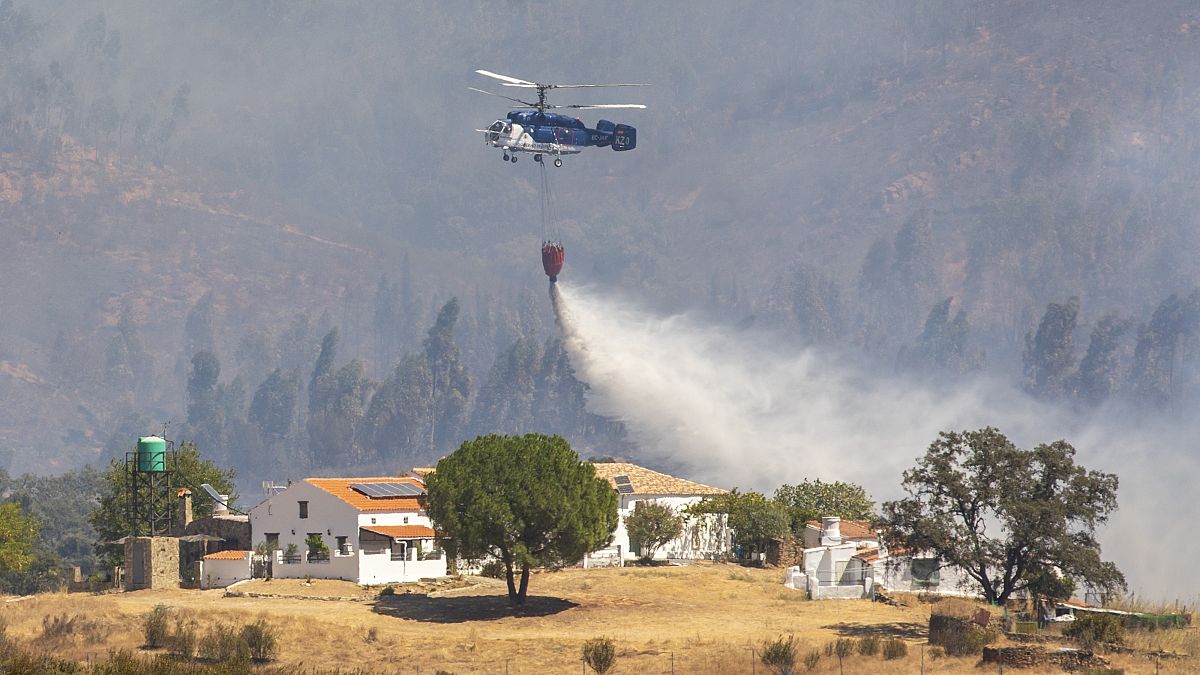 El incendio forestal comenzó en Almonaster la Real en Huelva. Foto tomada el 29 de agosto de 2020. 