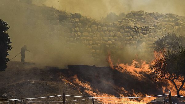 Las llamas llegaron hasta las puertas del sitio arqueológico de Micenas, en Grecia Las llamas llegaron hasta las puertas del sitio arqueológico de Micenas, en Grecia