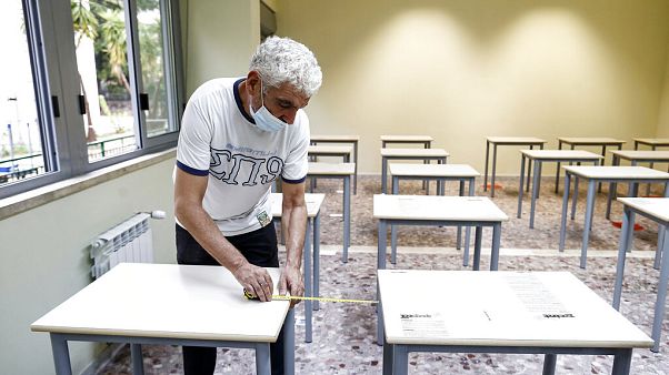 Σε κάποια σχολεία στην Ιταλία έχουν φτάσει τα μονοθέσια θρανία. Σε κάποια άλλα όμως όχι Σε κάποια σχολεία στην Ιταλία έχουν φτάσει τα μονοθέσια θρανία. Σε κάποια άλλα όμως όχι