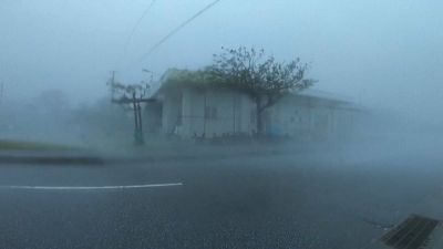 شاهد: إعصار قوي يضرب جنوب اليابان وتحذيرات من وقوع "كارثة كبرى"
