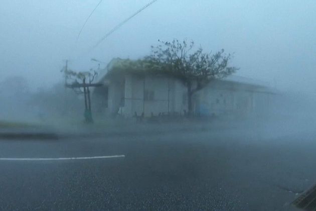 Japonya'nın Okinawa Adası'nda etkili olan Maysak Tayfunu binlerce haneyi elektriksiz bıraktı