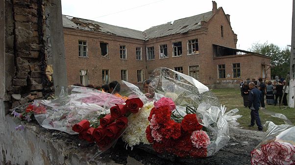 Цветы у школы №1 в Беслане, 5 сентября 2004 Цветы у школы №1 в Беслане, 5 сентября 2004