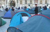 Paris'te evsiz göçmenlerden protesto: 5 dakikada 100 çadır kuruldu 
