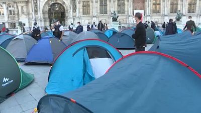 Menekültek sátrai a párizsi városháza előtt