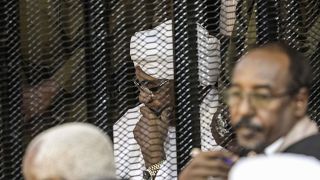 الرئيس السوداني السابق عمر حسن البشير خلف القضبان خلال إحدى جلسات محاكمته