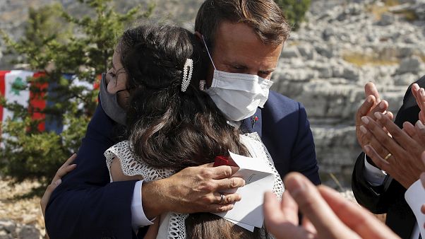 Fransa Cumhurbaşkanı Emmanuel Macron ile patlamananın kurbanlarından Tamara Tayah Fransa Cumhurbaşkanı Emmanuel Macron ile patlamananın kurbanlarından Tamara Tayah