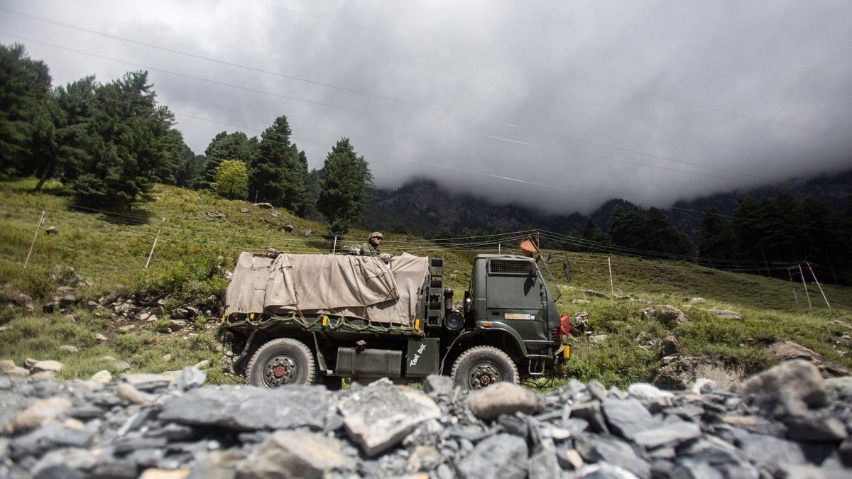 خودرو نظامی ارتش هند در منطقه مرزی این کشور با چین