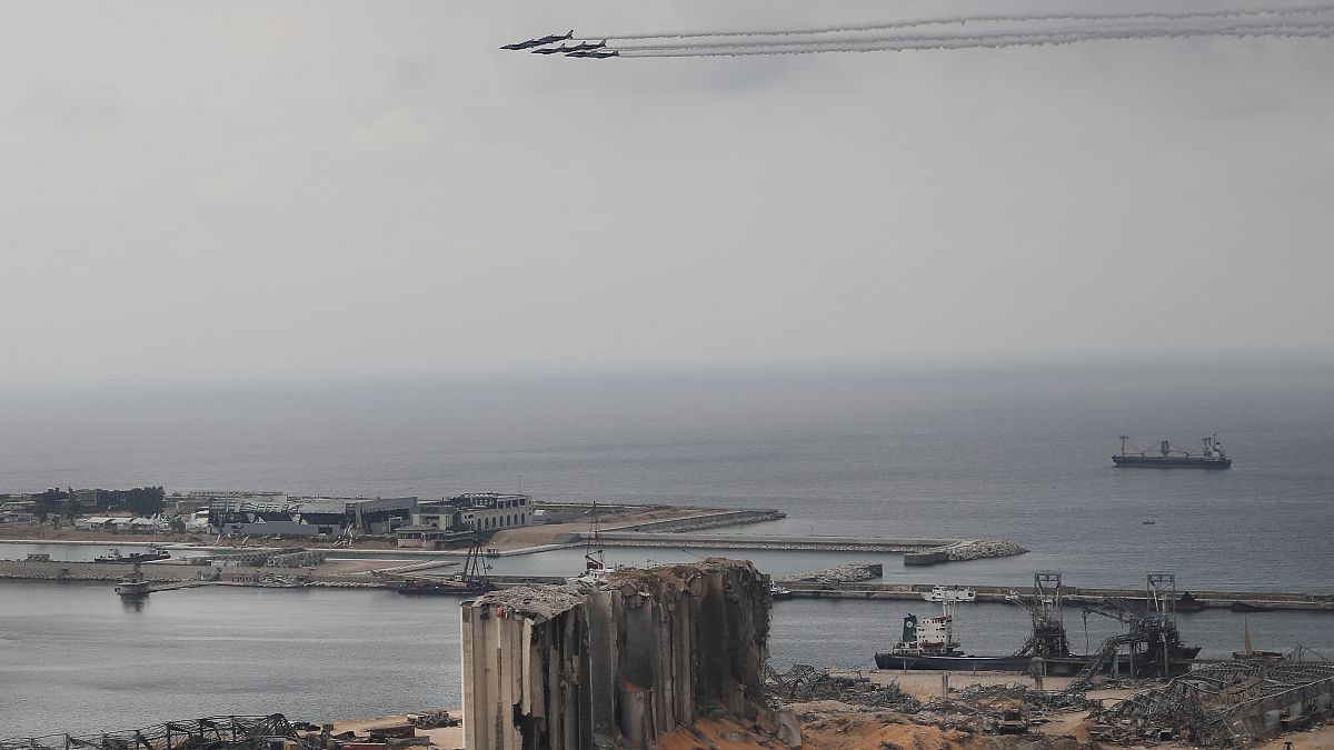 مقاتلات فرنسية تحلق فوق موقع انفجار 4 أغسطس الذي ضرب مرفأ في بيروت، الثلاثاء 1 سبتمبر