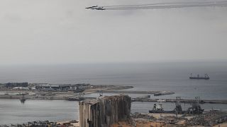 مقاتلات فرنسية تحلق فوق موقع انفجار 4 أغسطس الذي ضرب مرفأ في بيروت، الثلاثاء 1 سبتمبر