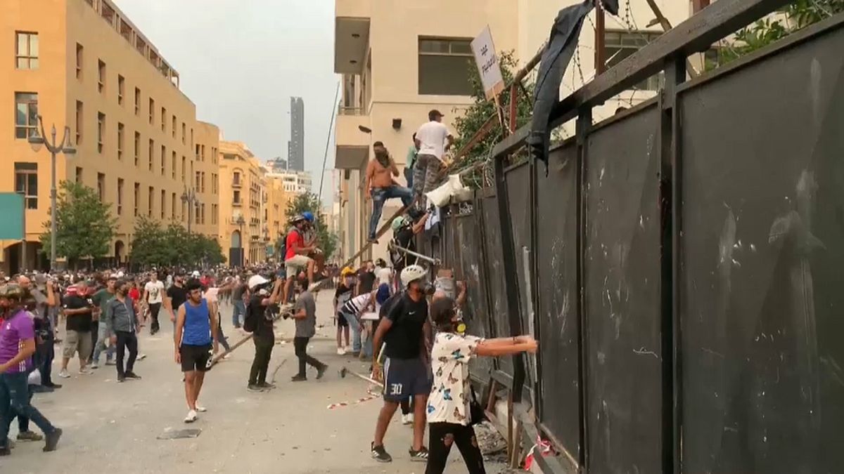 محتجون يحاولون اقتحام البرلمان اللبناني 