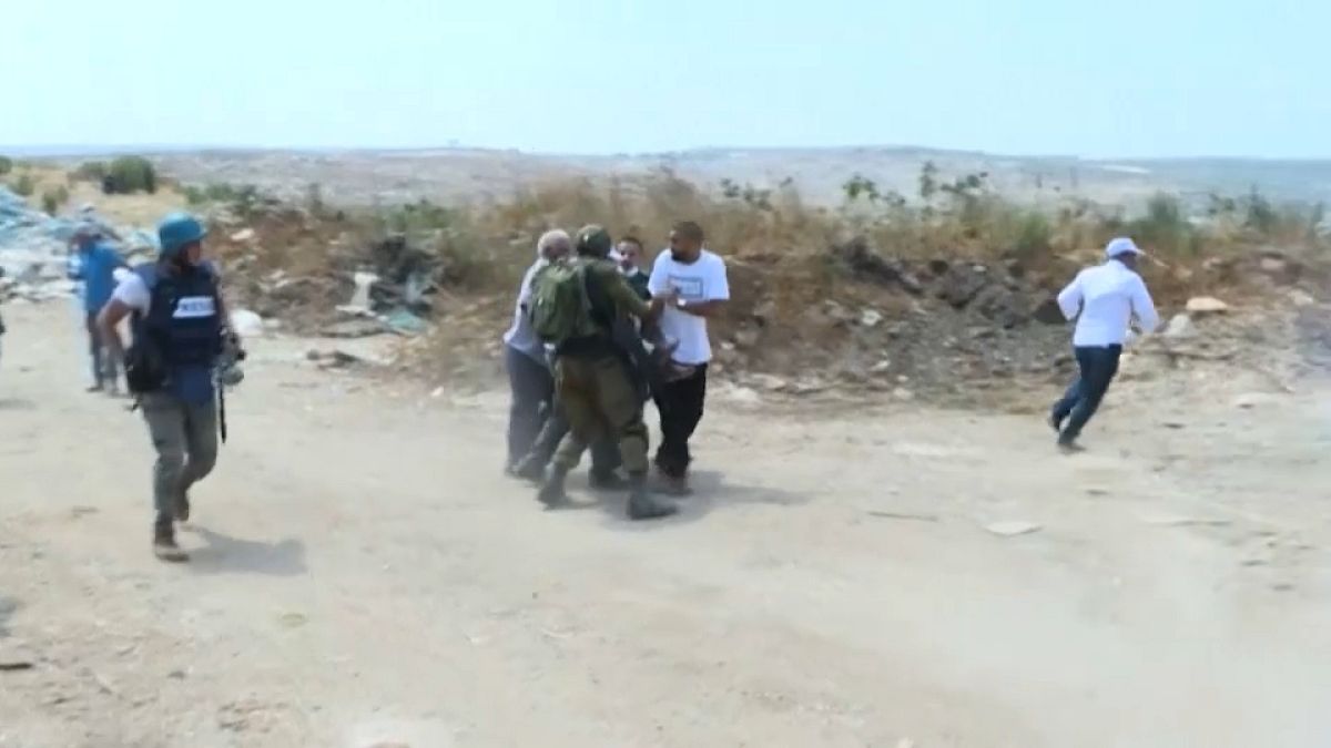 الجنود الإسرائليون يستخدمون القوة ضد فلسطنيين رفعوا العلم الفلسطيني في الضفة الغربية
