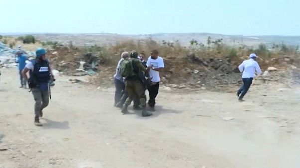 الجنود الإسرائليون يستخدمون القوة ضد فلسطنيين رفعوا العلم الفلسطيني في الضفة الغربية الجنود الإسرائليون يستخدمون القوة ضد فلسطنيين رفعوا العلم الفلسطيني في الضفة الغربية