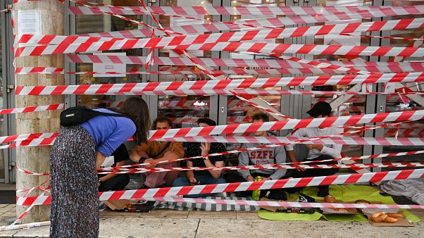 Des étudiants bloquent l'entrée de l'Université d'arts dramatique et cinématographique (SZFE) à Budapest le 1 septembre 2020 Des étudiants bloquent l'entrée de l'Université d'arts dramatique et cinématographique (SZFE) à Budapest le 1 septembre 2020