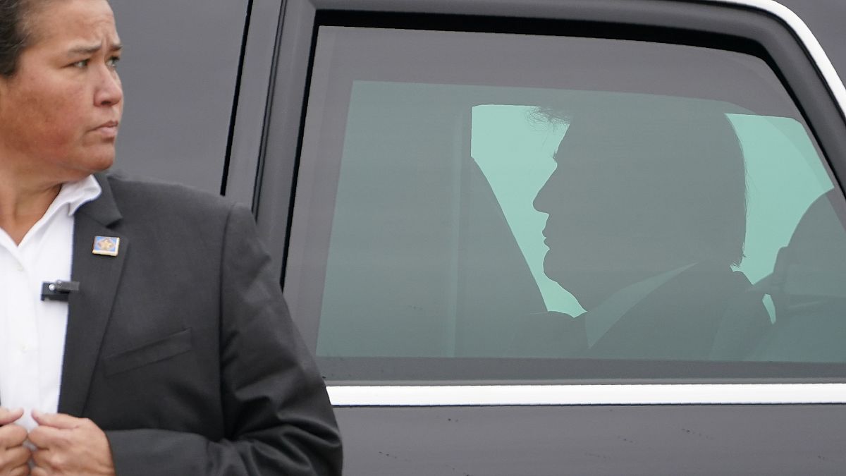 الرئيس الأمريكي دونالد ترامب داخل سيارته الرئاسية