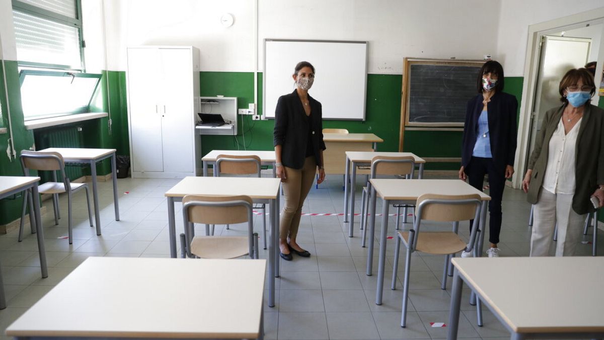 Bürgermeisterin von Rom inspiziert eine Schule