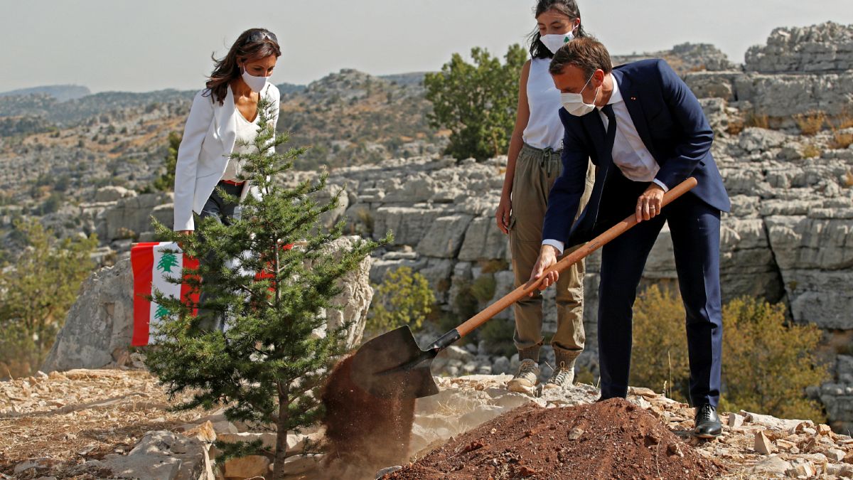 الرئيس الفرنسي إيمانويل ماكرون يغرس شجرة أرز في بيروت بمناسبة مرور 100 على تأسيس دولة لبنان