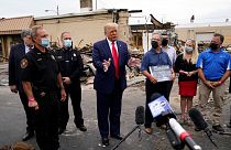 Donald Trump se dirige a la prensa junto a un local destruido en Kenosha