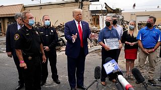 Donald Trump se dirige a la prensa junto a un local destruido en Kenosha