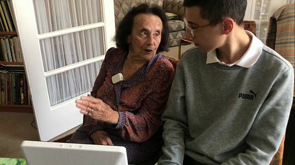 ناجية من الهولوكوست تكتشف نفسها في شريط مصور التقط بعيد تحرير أوشفيتز ناجية من الهولوكوست تكتشف نفسها في شريط مصور التقط بعيد تحرير أوشفيتز
