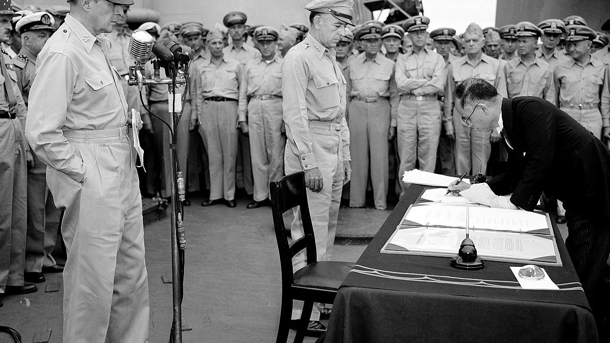 الجنرال الأمريكي دوغلاس ماك آرثر يرقب وزير الخارجية الياباني شجميتسو وهو يوقع وثيقة الاستسلام - 1945/09/02