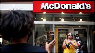 ممثلون عن "حياة السود مهمة" يجتمعون خارج مطعم لماكدونالدز في شيكاغو