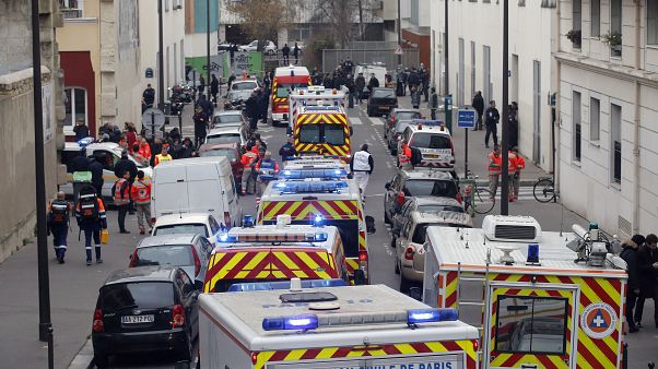 Автомобили "Скорой помощи" у редакции Charlie Hebdo 7 января 2015 Автомобили "Скорой помощи" у редакции Charlie Hebdo 7 января 2015