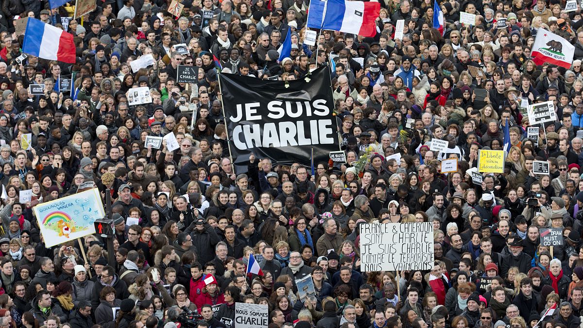  متظاهرون يتجمعون في ميدان ريبابليك في باريس عقب هجمات يناير 2015 ضد شارلي إبدو