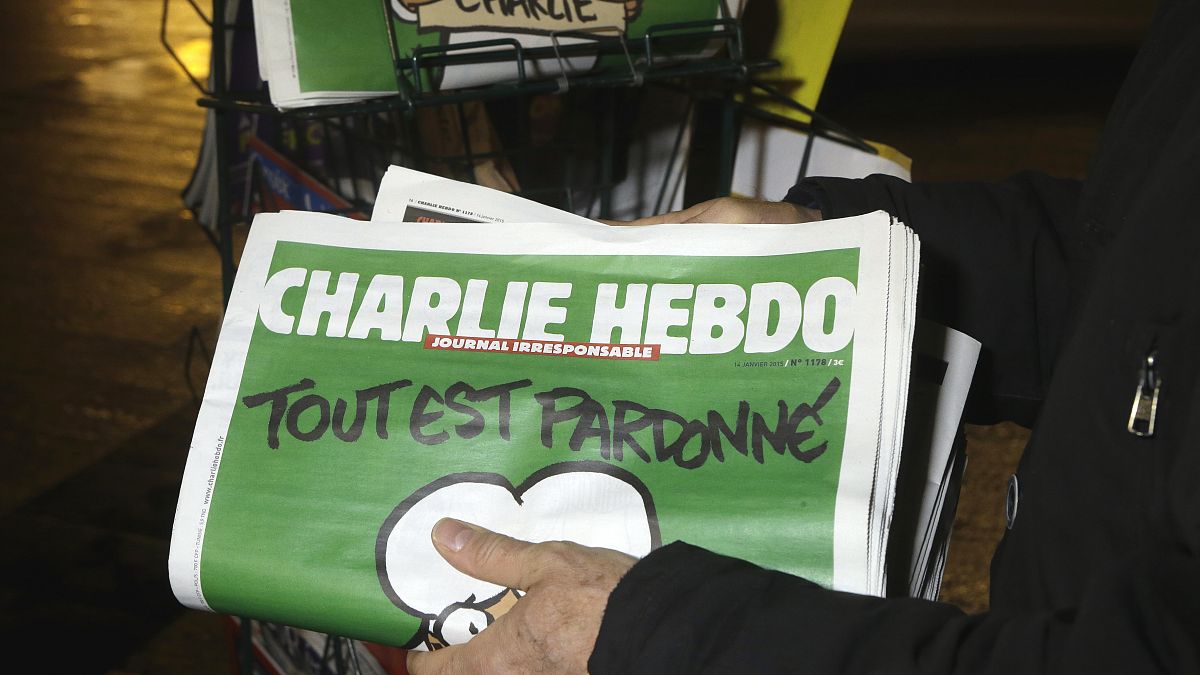 Foto de archivo del 14 de enero de 2015, un vendedor de periódicos almacena varios ejemplares de Charlie Hebdo en un quiosco de Niza, Francia. 