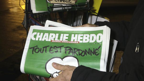 Foto de archivo del 14 de enero de 2015, un vendedor de periódicos almacena varios ejemplares de Charlie Hebdo en un quiosco de Niza, Francia. Foto de archivo del 14 de enero de 2015, un vendedor de periódicos almacena varios ejemplares de Charlie Hebdo en un quiosco de Niza, Francia.