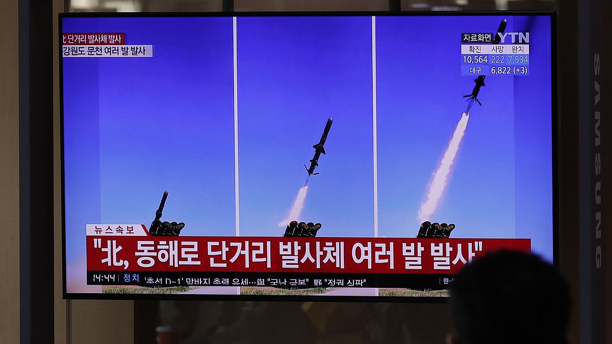 شاشة تلفزيونية تبث تقارير حول إطلاق كوريا الشمالية لصواريخ في محطة سكة حديد في سيول، كوريا الجنوبية 